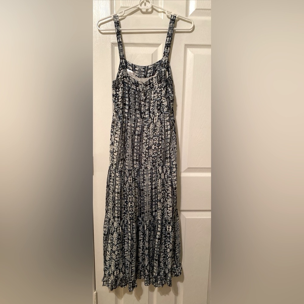 Vestique Floral Print Maxi Dress
Dark blue
Lined
Sleeveless
